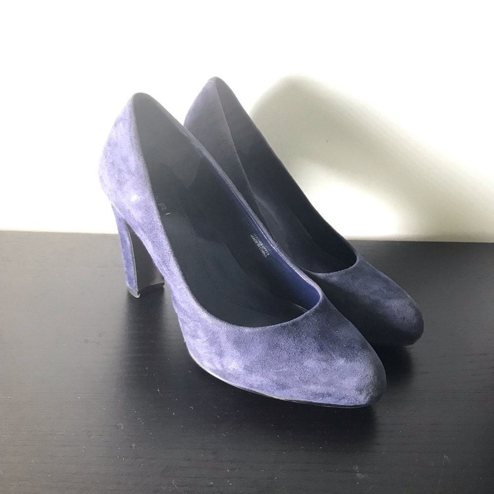 Size 7 Navy Blue Suede Tahari Pumps